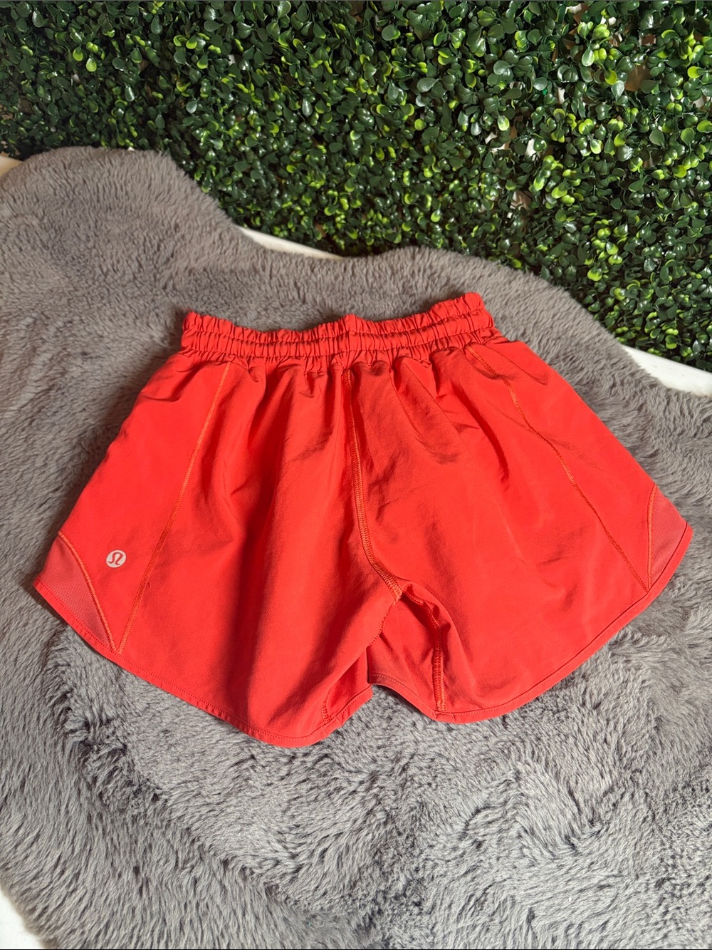 lululemon athletica Women's Bright Red Athletic Hotty Hot 4” Shorts Size 2 - Picture 2 of 4